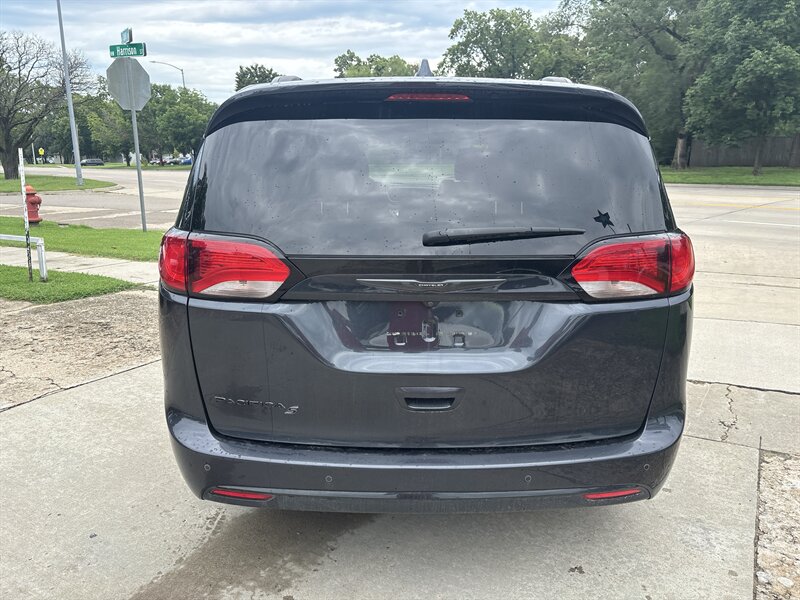 2020 Chrysler Pacifica Touring L Plus   - Photo 4 - Topeka, KS 66608