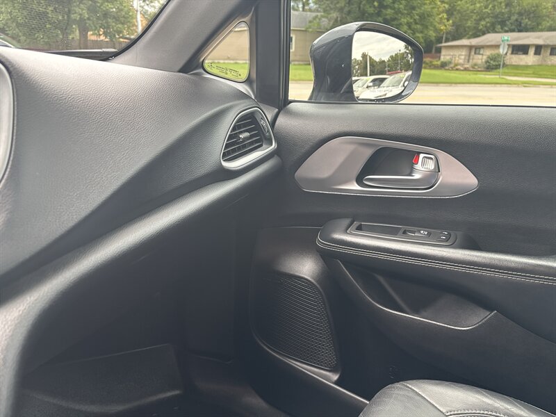 2020 Chrysler Pacifica Touring L Plus   - Photo 20 - Topeka, KS 66608