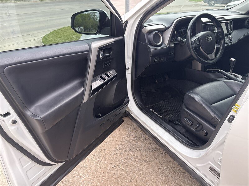 2017 Toyota RAV4 Limited - Photo 11 - Topeka, KS 66608