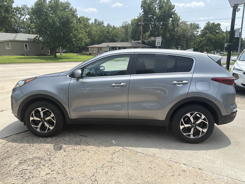 2021 Kia Sportage LX   - Photo 2 - Topeka, KS 66608