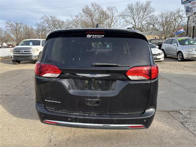 2018 Chrysler Pacifica Touring L   - Photo 4 - Topeka, KS 66608