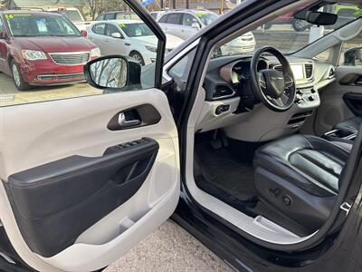 2018 Chrysler Pacifica Touring L   - Photo 10 - Topeka, KS 66608