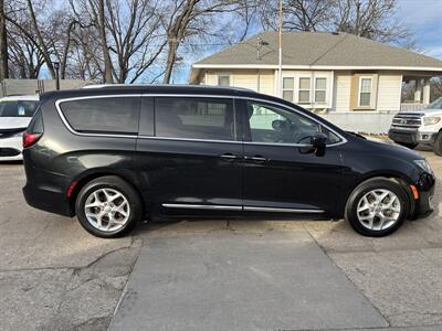 2018 Chrysler Pacifica Touring L   - Photo 2 - Topeka, KS 66608