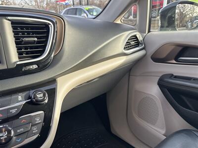 2018 Chrysler Pacifica Touring L   - Photo 17 - Topeka, KS 66608