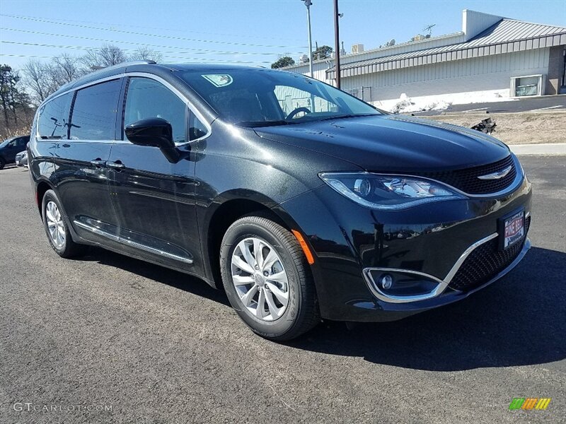 2018 Chrysler Pacifica Touring L - Photo 1 - Topeka, KS 66608