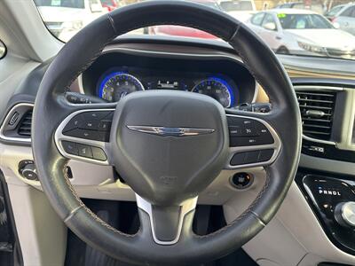 2018 Chrysler Pacifica Touring L   - Photo 11 - Topeka, KS 66608
