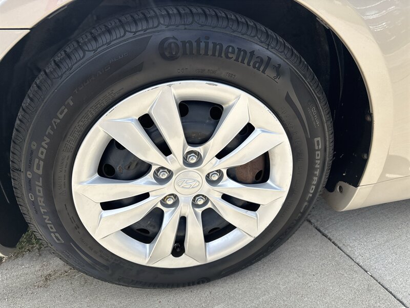 2011 Hyundai SONATA GLS   - Photo 8 - Topeka, KS 66608