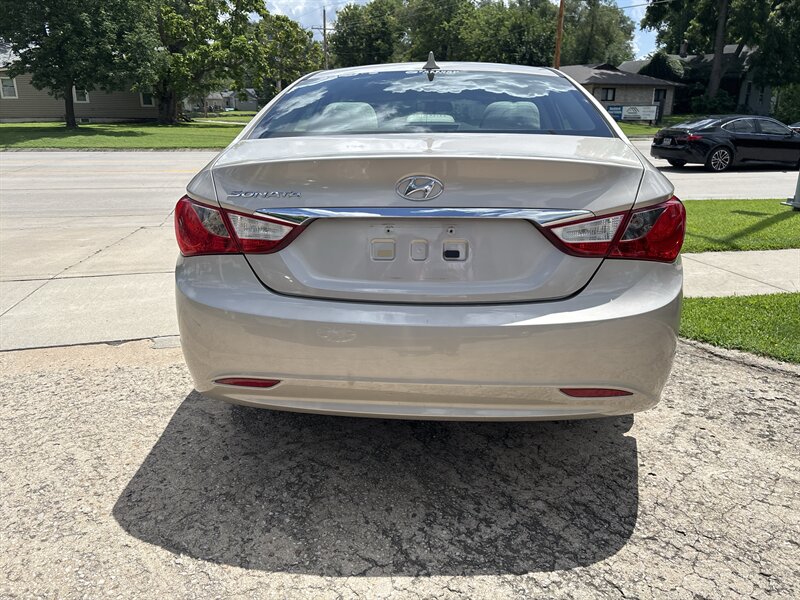 2011 Hyundai SONATA GLS   - Photo 4 - Topeka, KS 66608