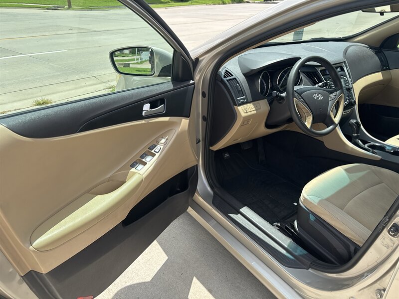 2011 Hyundai SONATA GLS   - Photo 10 - Topeka, KS 66608