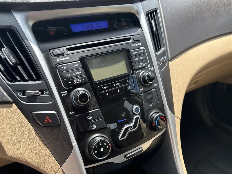 2011 Hyundai SONATA GLS   - Photo 16 - Topeka, KS 66608