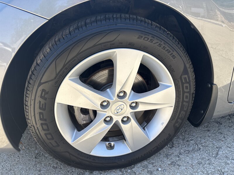 2013 Hyundai ELANTRA GLS - Photo 9 - Topeka, KS 66608