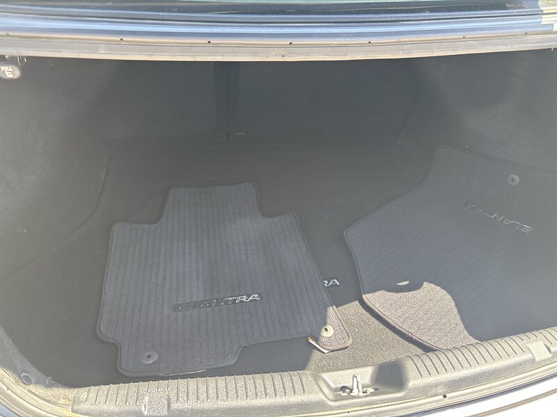 2013 Hyundai ELANTRA GLS - Photo 24 - Topeka, KS 66608