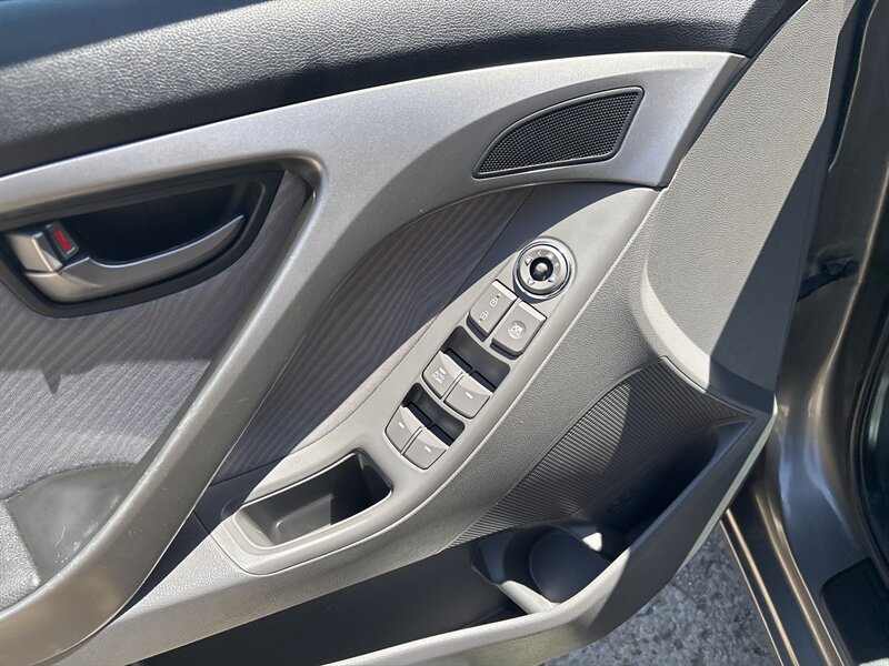 2013 Hyundai ELANTRA GLS - Photo 12 - Topeka, KS 66608
