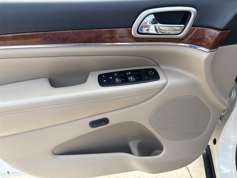 2012 Jeep Grand Cherokee Limited   - Photo 10 - Topeka, KS 66608
