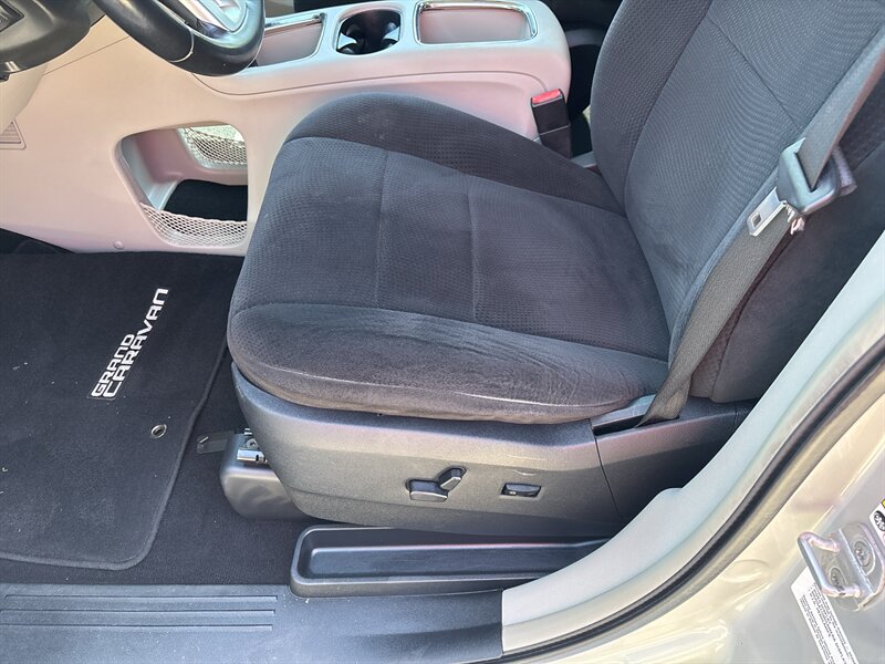 2011 Dodge Grand Caravan Crew   - Photo 13 - Topeka, KS 66608