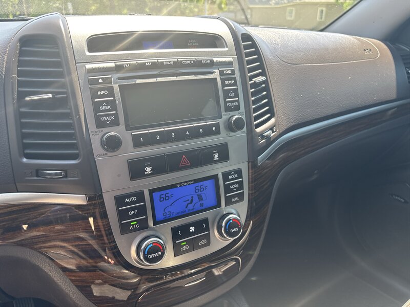 2011 Hyundai SANTA FE Limited - Photo 16 - Topeka, KS 66608