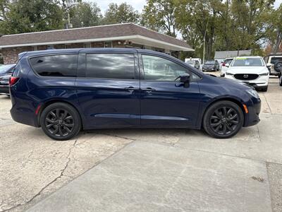 2019 Chrysler Pacifica Touring Plus   - Photo 2 - Topeka, KS 66608