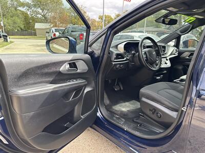 2019 Chrysler Pacifica Touring Plus   - Photo 9 - Topeka, KS 66608