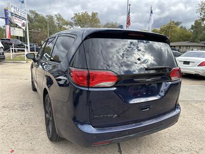 2019 Chrysler Pacifica Touring Plus   - Photo 3 - Topeka, KS 66608