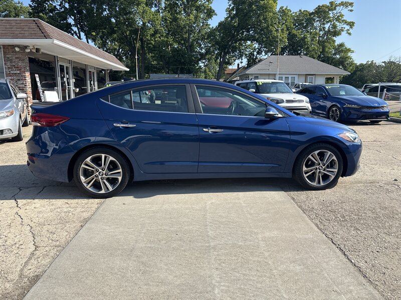 2017 Hyundai ELANTRA SE   - Photo 2 - Topeka, KS 66608
