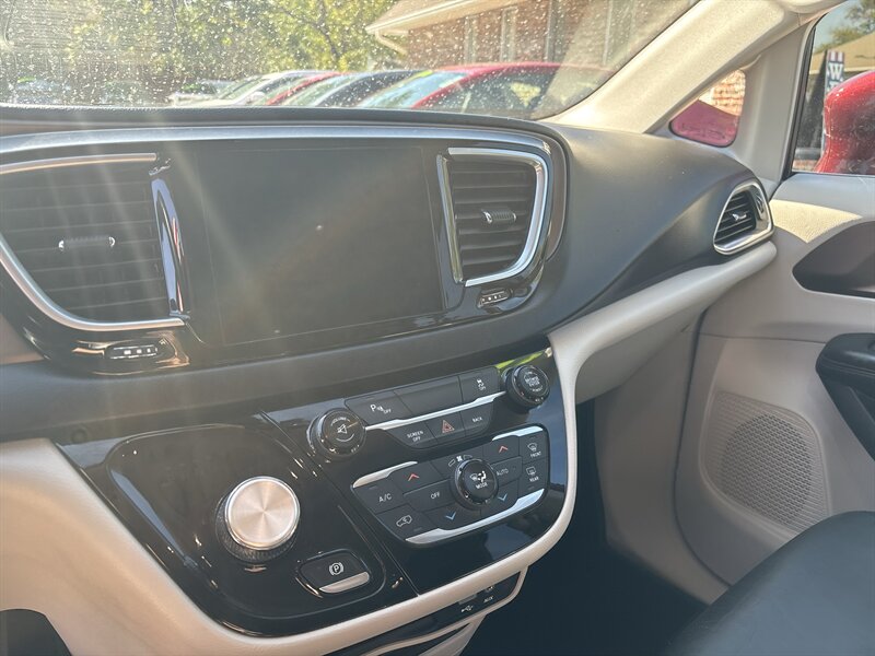 2017 Chrysler Pacifica Touring-L Plus   - Photo 14 - Topeka, KS 66608