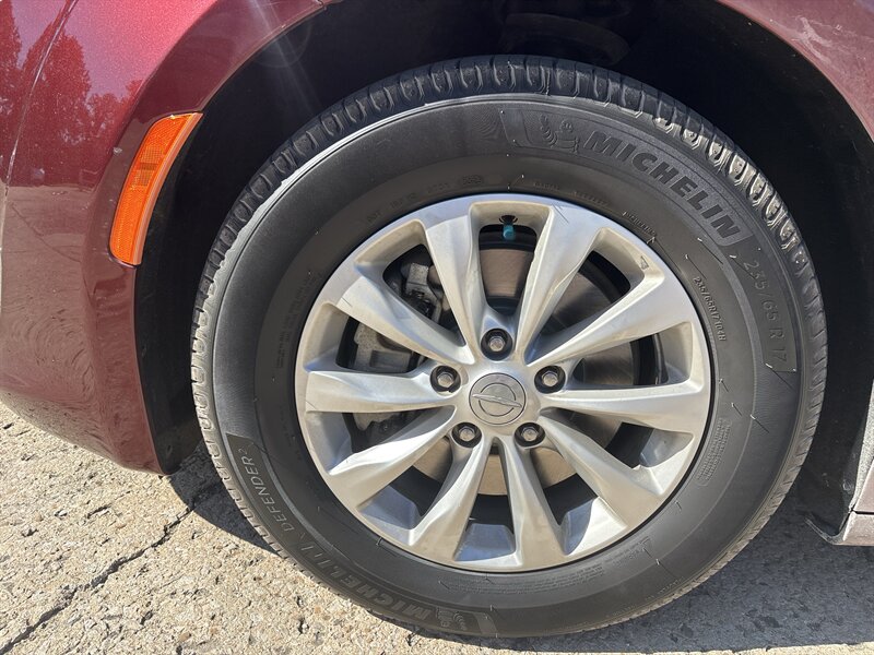 2017 Chrysler Pacifica Touring-L Plus   - Photo 5 - Topeka, KS 66608