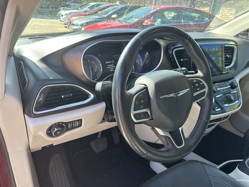 2017 Chrysler Pacifica Touring-L Plus   - Photo 10 - Topeka, KS 66608