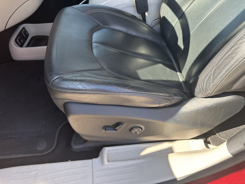 2017 Chrysler Pacifica Touring-L Plus   - Photo 11 - Topeka, KS 66608