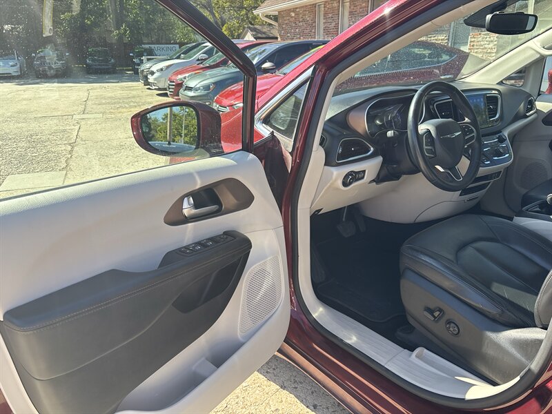 2017 Chrysler Pacifica Touring-L Plus   - Photo 8 - Topeka, KS 66608