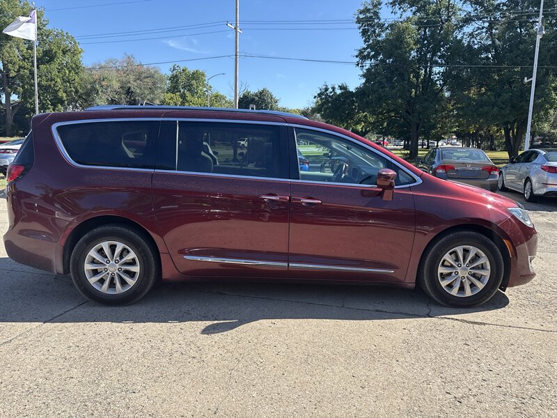 2017 Chrysler Pacifica Touring-L Plus   - Photo 7 - Topeka, KS 66608