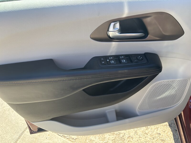 2017 Chrysler Pacifica Touring-L Plus   - Photo 9 - Topeka, KS 66608