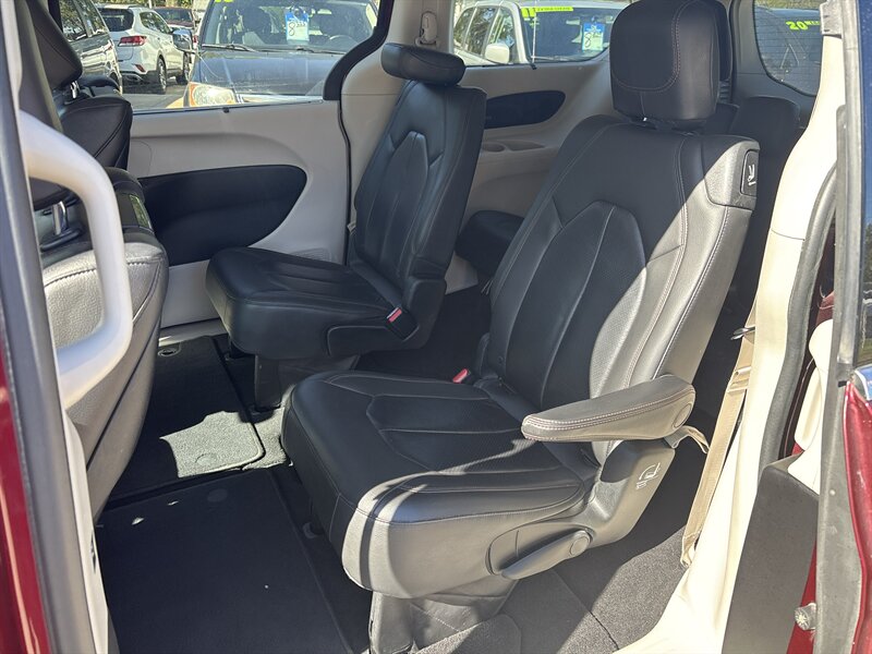 2017 Chrysler Pacifica Touring-L Plus   - Photo 18 - Topeka, KS 66608