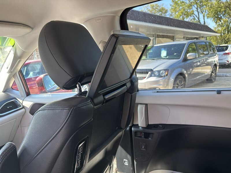 2017 Chrysler Pacifica Touring-L Plus   - Photo 19 - Topeka, KS 66608