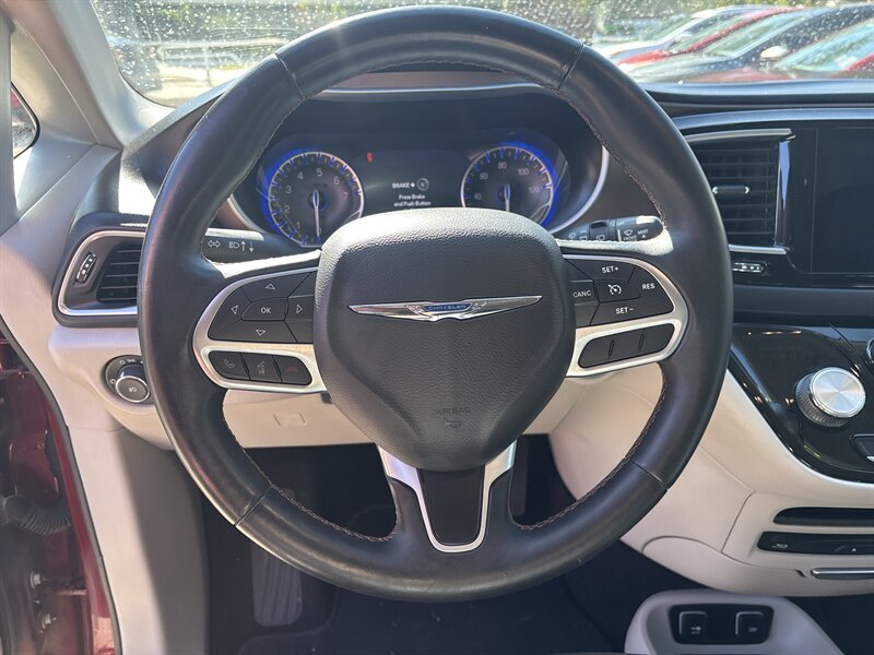 2017 Chrysler Pacifica Touring-L Plus   - Photo 13 - Topeka, KS 66608
