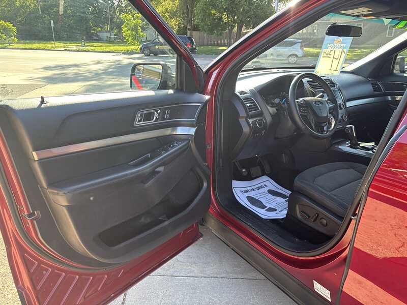 2019 Ford Explorer XLT - Photo 6 - Topeka, KS 66608