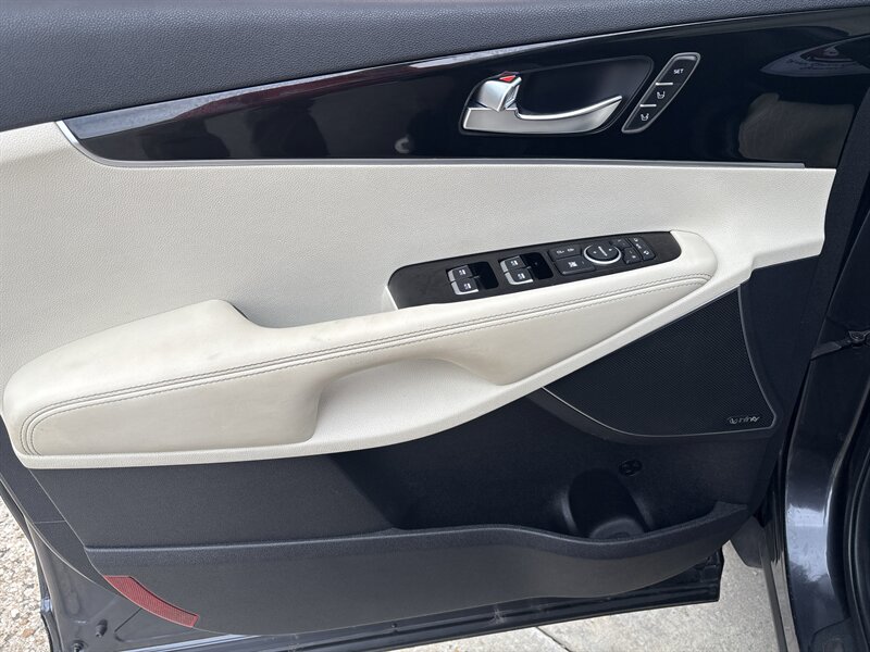 2016 Kia Sorento SX Limited V6   - Photo 12 - Topeka, KS 66608
