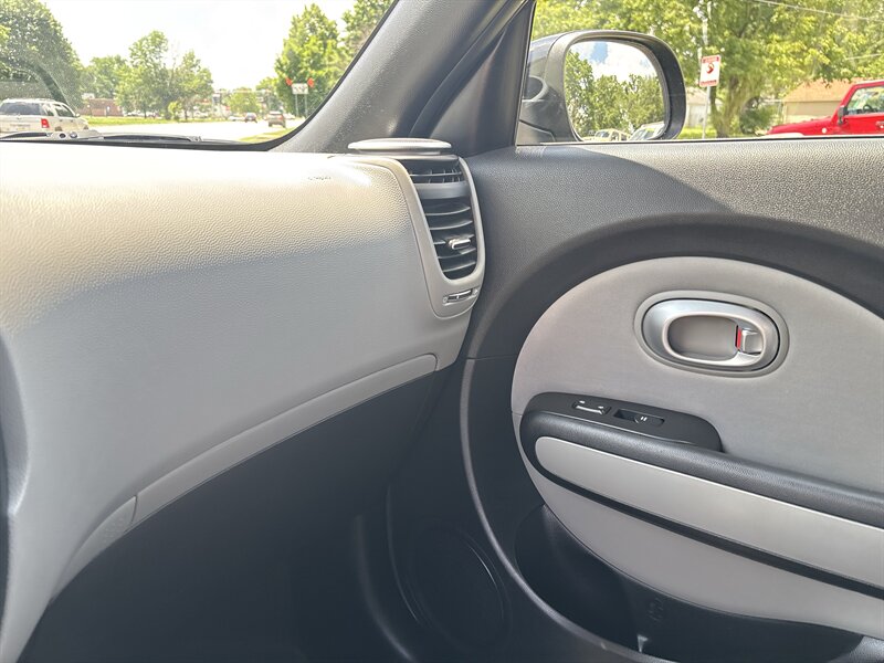 2015 Kia Soul + - Photo 17 - Topeka, KS 66608