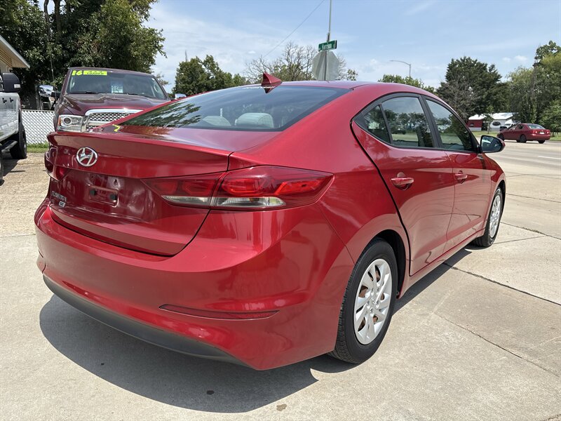 2017 Hyundai ELANTRA SE   - Photo 2 - Topeka, KS 66608
