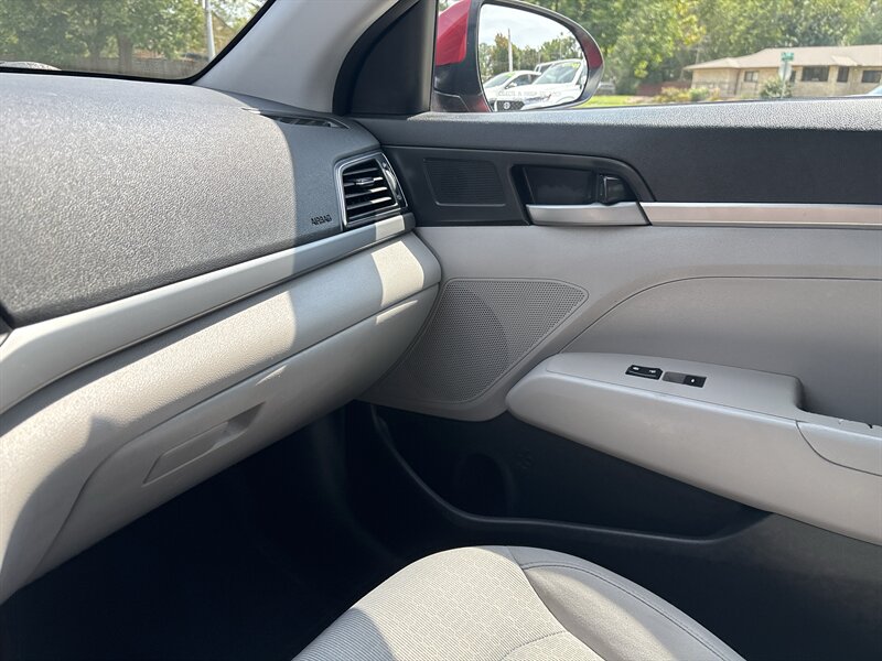 2017 Hyundai ELANTRA SE   - Photo 13 - Topeka, KS 66608