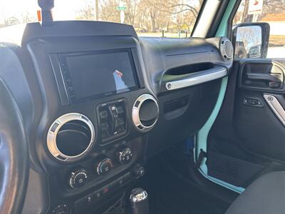 2015 Jeep Wrangler Unlimited Rubicon   - Photo 13 - Topeka, KS 66608