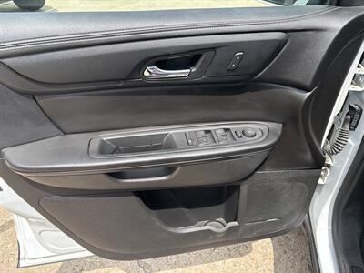 2017 Chevrolet Traverse LT   - Photo 15 - Topeka, KS 66608