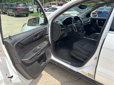 2017 Chevrolet Traverse LT   - Photo 14 - Topeka, KS 66608