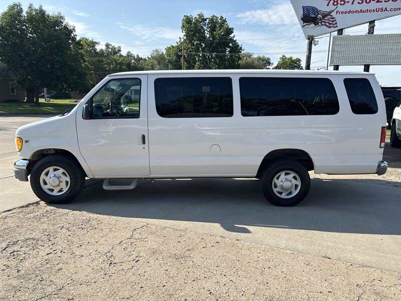2000 Ford E-Series Van E-350 XLT SD   - Photo 2 - Topeka, KS 66608