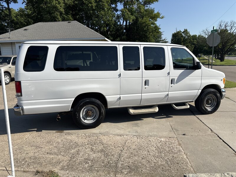 2000 Ford E-Series Van E-350 XLT SD   - Photo 4 - Topeka, KS 66608