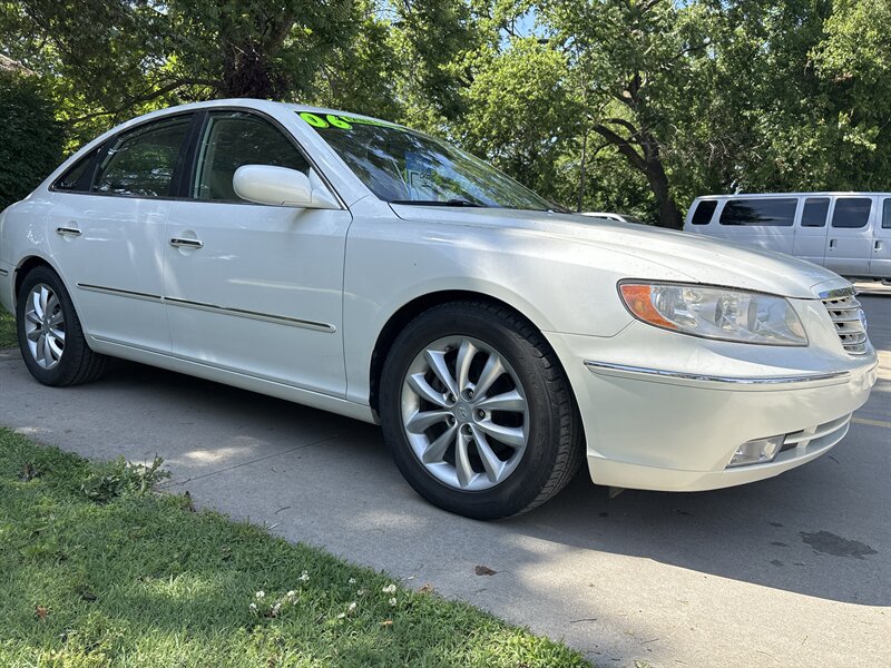 2006 Hyundai Azera SE   - Photo 1 - Topeka, KS 66608