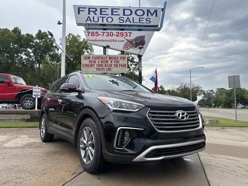 2017 Hyundai SANTA FE SE - Photo 1 - Topeka, KS 66608