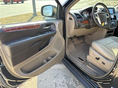 2015 Chrysler Town & Country Touring - Photo 10 - Topeka, KS 66608