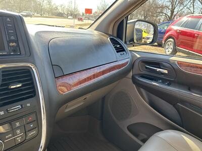 2015 Chrysler Town & Country Touring - Photo 20 - Topeka, KS 66608