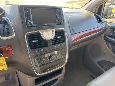 2015 Chrysler Town & Country Touring - Photo 17 - Topeka, KS 66608