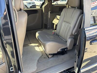 2015 Chrysler Town & Country Touring - Photo 21 - Topeka, KS 66608